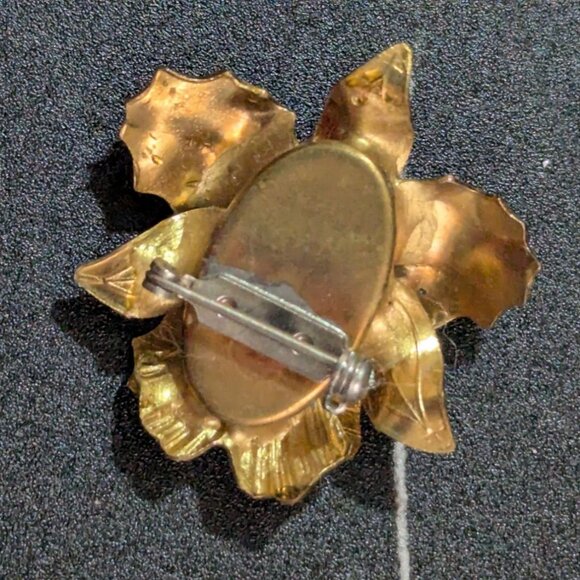 Vintage Gold Tone Floral Brooch With Cameo And Pearls 2-Inch Elegant Retro Jewel - Picture 4 of 7